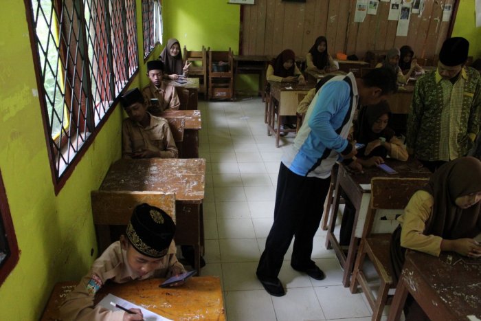 Tingkatkan Efisiensi Evaluasi: Ulangan Harian IPS Kelas IX MTsN 8 Batang Hari Berbasis Android