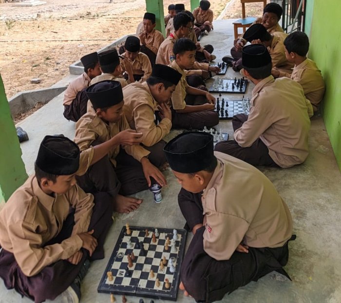 Suasana hangat dan penuh konsentrasi mewarnai kegiatan ekstrakurikuler catur di MTsN 8 Batang Hari Suasana hangat dan penuh konsentrasi mewarnai kegiatan ekstrakurikuler catur di MTsN 8 Batang Hari