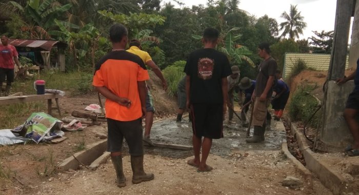 Warga Bergotong Royong Bangun Akses Jalan Baru
