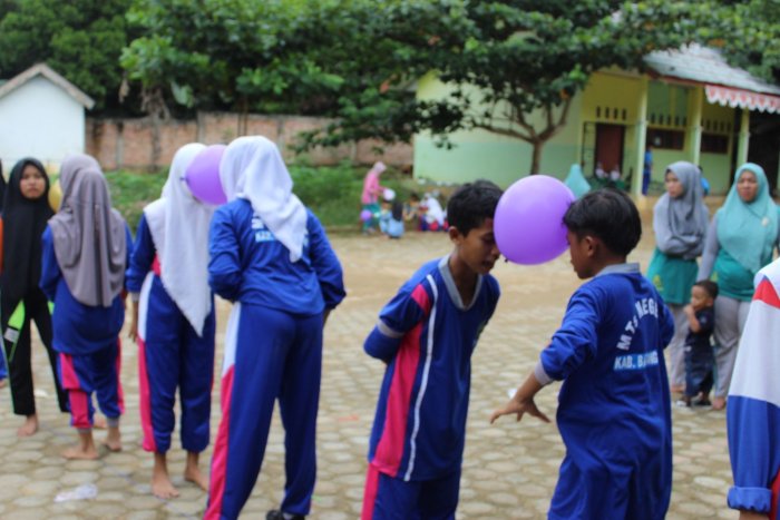 Semangat Hari Guru! MTsN 8 Batang Hari Gelar Lomba Bola di Kening yang Meriah