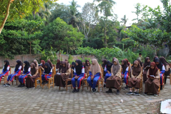 Sinergi Kedisiplinan dan Literasi: MTsN 8 Batang Hari Gelar Latihan Pramuka Terpadu