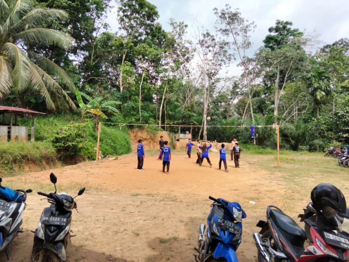 Siswa Kelas 8.1 MTsN 8 Batang Hari Antusias Ikuti Praktik Voli Bersama Pak Hapzan Wijaya
