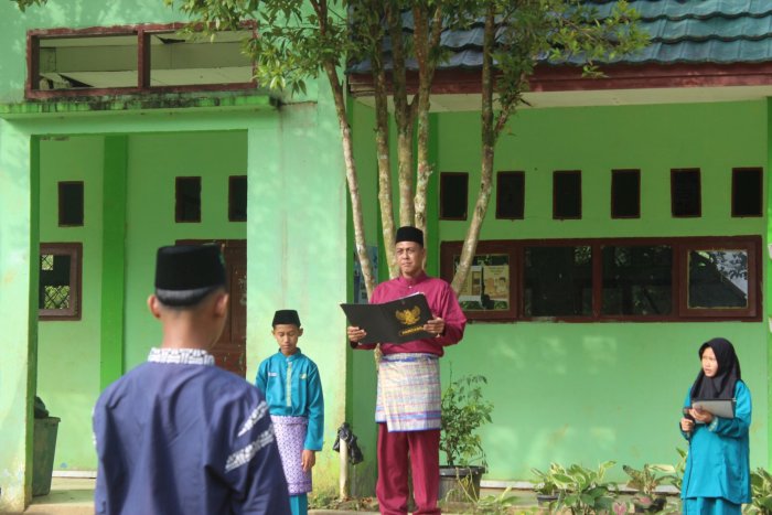 Khidmat, MTsN 8 Batang Hari Gelar Upacara Peringatan HUT Provinsi Jambi ke-69