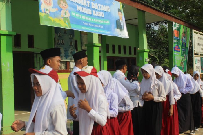 BINA KARAKTER SISWA: WAKAKUR MTsN 8 BATANG HARI BERIKAN PENGARAHAN KEDISIPLINAN DAN ETIKA BINA KARAKTER SISWA: WAKAKUR MTsN 8 BATANG HARI BERIKAN PENGARAHAN KEDISIPLINAN DAN ETIKA