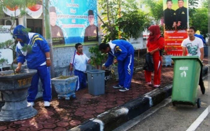 Siswa MTsN 8 Batang Hari dan Masyarakat Bersihkan Lingkungan Madrasah