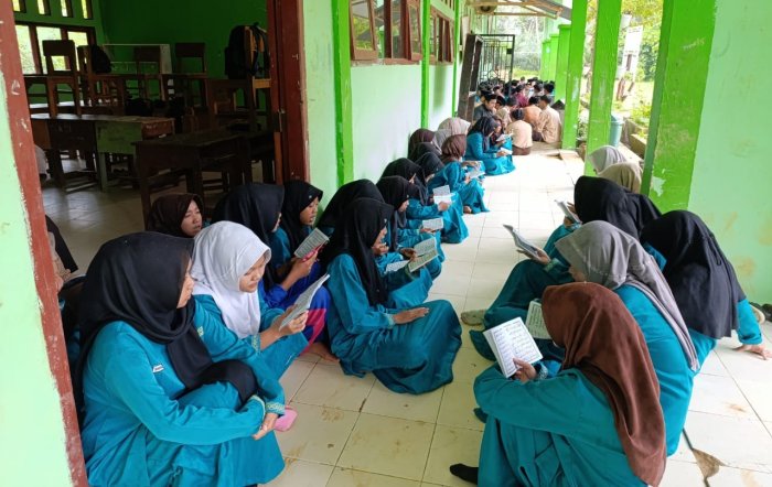 Siswa MTsN 8 Batang Hari Tetap Semangat Yasinan Rutin Meski Diguyur Gerimis