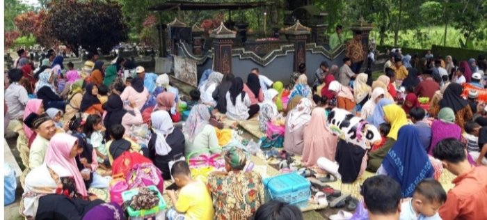MTsN 8 Batang Hari Lakukan Ziarah Makam Sambut Ramadhan