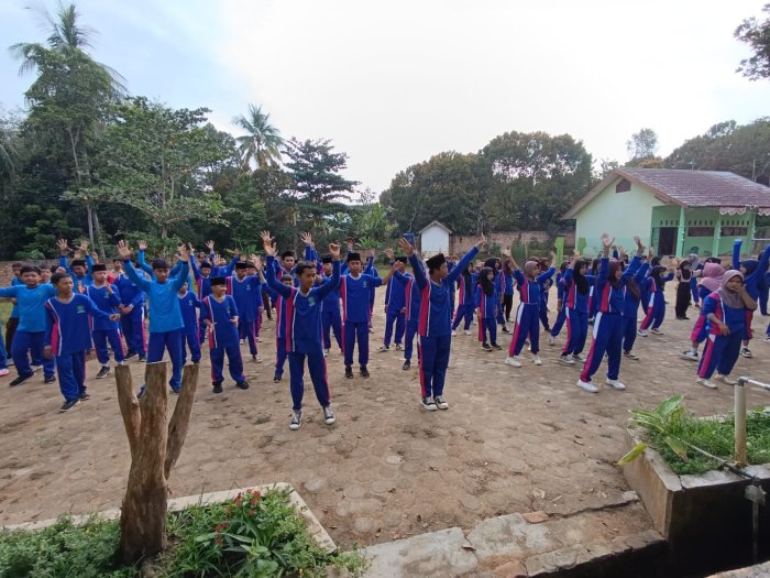Kobarkan Semangat Sehat, Siswa MTsN 8 Batang Hari Gelar Senam Bersama