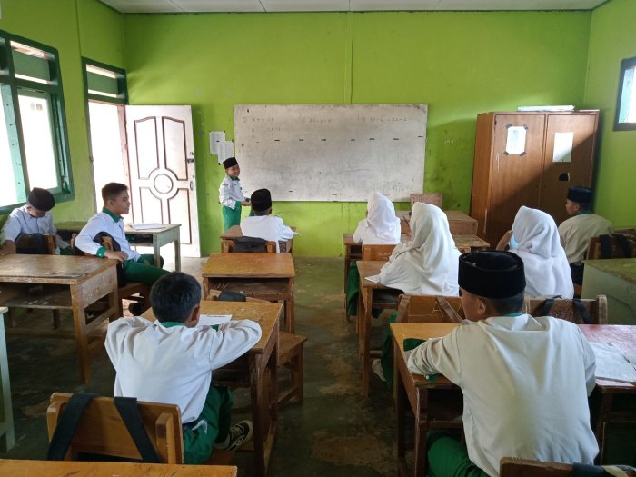 Siswa Asyik Menemukan Konsep Pertidaksamaan Linear Satu Variabel