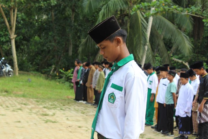 Revin mendapat kehormatan untuk menjadi pemimpin upacara memperingati ikrar persatuan pemuda Indonesia