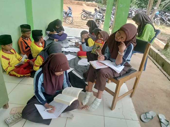 Siswa MTsN 8 Batang Hari Tunjukkan Kreativitas Lewat Puisi
