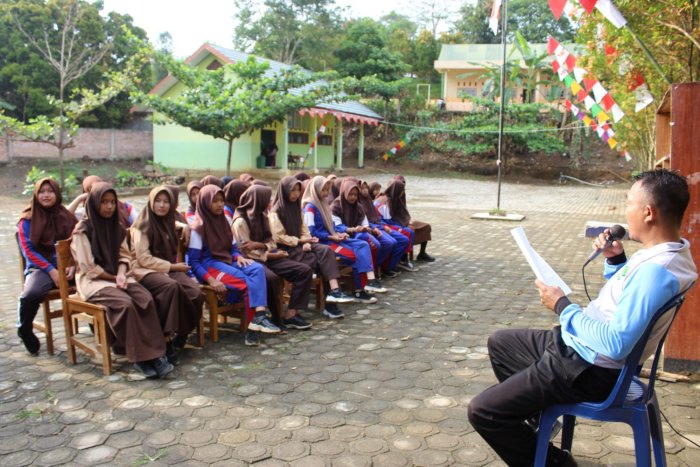 Perkuat Karakter Siswa, Wakakur MTsN 8 Batang Hari Beri Arahan Tegas tentang Kedisiplinan